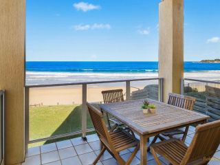Wake up to Ocean Views in Sunlit Apartment Guest house, Wamberal - 2