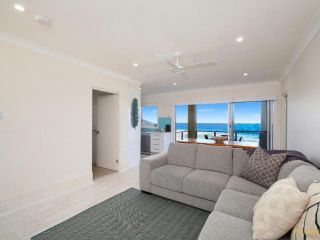 Wake up to Ocean Views in Sunlit Apartment Guest house, Wamberal - 1
