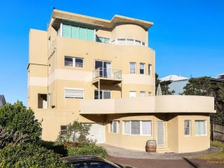 Wake up to Ocean Views in Sunlit Apartment Guest house, Wamberal - 3