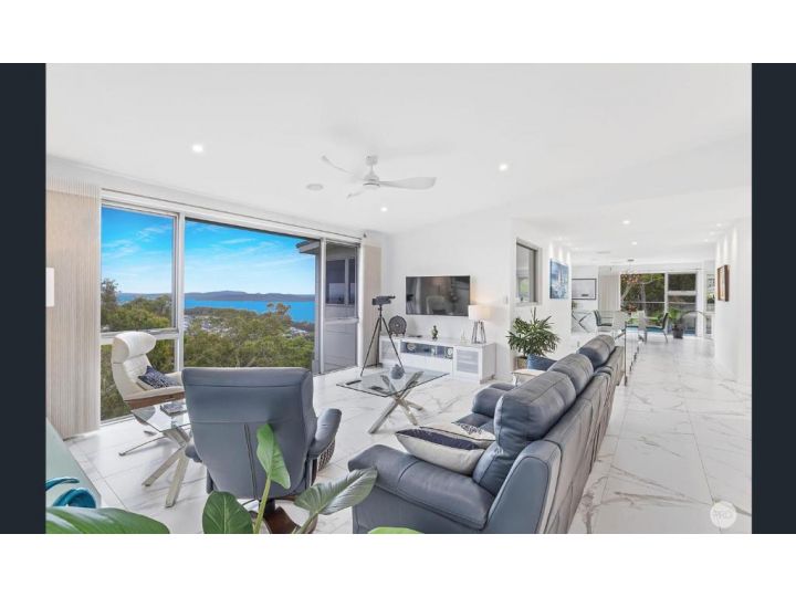 GYMEA House on the Hill - STYLE, SPACE AND SENSATIONAL WATER VIEWS Guest house, Nelson Bay - imaginea 3