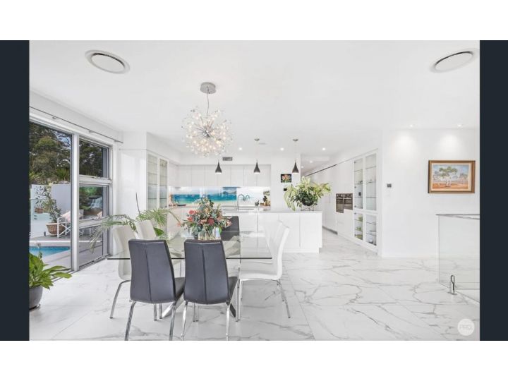 GYMEA House on the Hill - STYLE, SPACE AND SENSATIONAL WATER VIEWS Guest house, Nelson Bay - imaginea 8