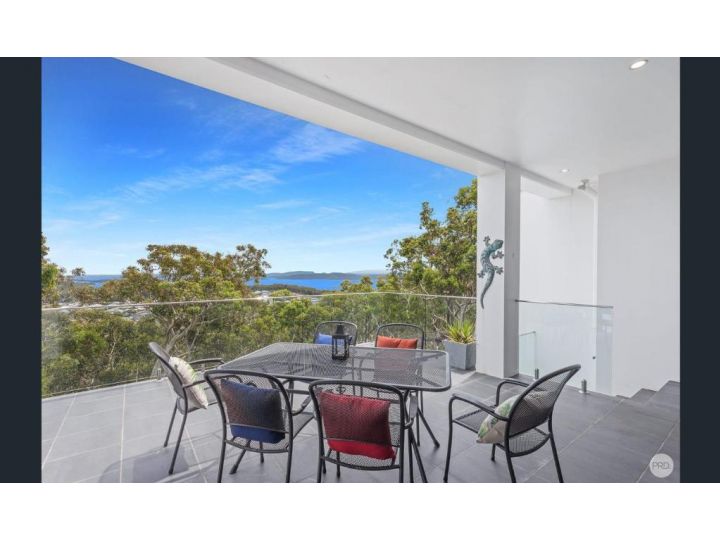 GYMEA House on the Hill - STYLE, SPACE AND SENSATIONAL WATER VIEWS Guest house, Nelson Bay - imaginea 2