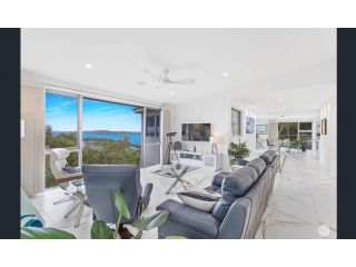 GYMEA House on the Hill - STYLE, SPACE AND SENSATIONAL WATER VIEWS Guest house, Nelson Bay - 3