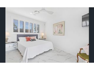 GYMEA House on the Hill - STYLE, SPACE AND SENSATIONAL WATER VIEWS Guest house, Nelson Bay - 4