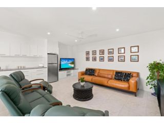 GYMEA House on the Hill - STYLE, SPACE AND SENSATIONAL WATER VIEWS Guest house, Nelson Bay - 1