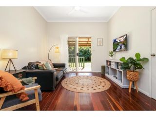 Hughes Hideaway - 2BR Cottage on 1 Acre w Air Con, King Beds Guest house, Yeppoon - 2