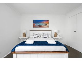 Husky 56 Deluxe Beachfront Villa's Apartment, Huskisson - 2
