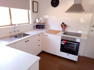 The Husky House 1 bedroom & study or The Husky Studio Suite stayinjervisbay com Guest house, Huskisson - 1