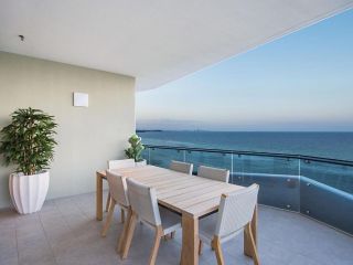 ICONIC UNIT 1504 - BRAND NEW BEACHFRONT APARTMENT IN KIRRA COOLANGATTA Apartment, Gold Coast - 2