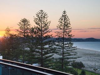 ICONIC UNIT 704 - LUXURY BEACHFRONT APARTMENT WITH Wi-Fi ON KIRRA BEACH IN COOLANGATTA Apartment, Gold Coast - 1