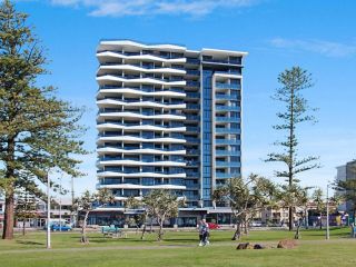 ICONIC UNIT 704 - LUXURY BEACHFRONT APARTMENT WITH Wi-Fi ON KIRRA BEACH IN COOLANGATTA Apartment, Gold Coast - 4