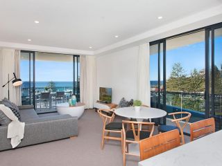 ICONIC UNIT 704 - LUXURY BEACHFRONT APARTMENT WITH Wi-Fi ON KIRRA BEACH IN COOLANGATTA Apartment, Gold Coast - 5