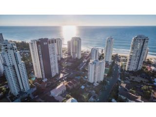 Ideal 1BR Unit near the Beach with Pool BBQ and WIFI Apartment, Gold Coast - 1