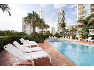 Ideal 1BR Unit near the Beach with Pool BBQ and WIFI Apartment, Gold Coast - 2