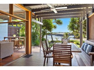 Idyllic 4-Bed Beachfront Lagoon House Guest house, Mudjimba - 1