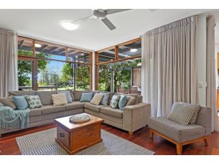 Idyllic 4-Bed Beachfront Lagoon House Guest house, Mudjimba - 2