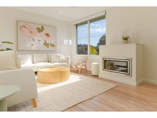 Idyllic 4-Bed Home With Alfresco Area Near Beach Guest house, Deewhy - 5