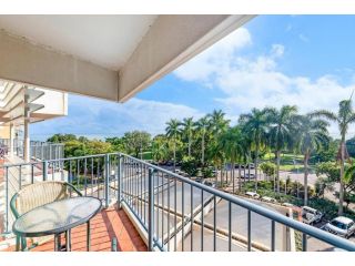 Idyllic Waterfront Pool Escape with Esplanade View Apartment, Darwin - 4