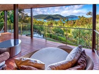 Iluka Luxury House With Ocean Views On Half Acre With Pool And Two Golf Buggies Guest house, Hamilton Island - 4