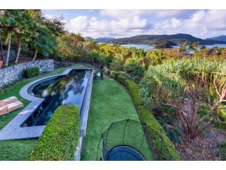 Iluka Luxury House With Ocean Views On Half Acre With Pool And Two Golf Buggies Guest house, Hamilton Island - 1