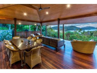 Iluka Luxury House With Ocean Views On Half Acre With Pool And Two Golf Buggies Guest house, Hamilton Island - 3