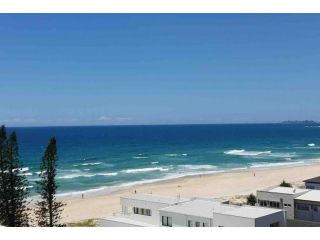 Periscope INCREDIBLE Beach Front views Rooftop Pool Apartment, Gold Coast - 2
