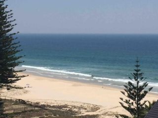 Periscope INCREDIBLE Beach Front views Rooftop Pool Apartment, Gold Coast - 1