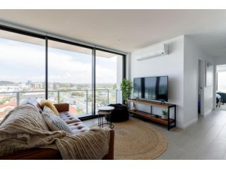 Periscope INCREDIBLE Beach Front views Rooftop Pool Apartment, Gold Coast - 4