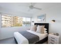 Incredible Ocean Views in 2-Bed Unit near Beaches Apartment, Sydney - thumb 7