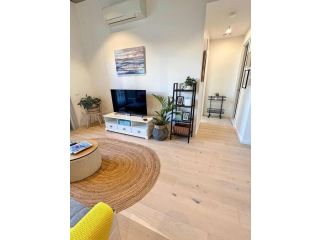 Industrial yet Modern, 1bd 1bth Apt - Woden Apartment, Phillip - 5