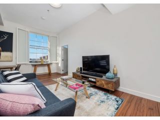 Inner-City apartment minutes walk to dining hubs Apartment, Sydney - 2