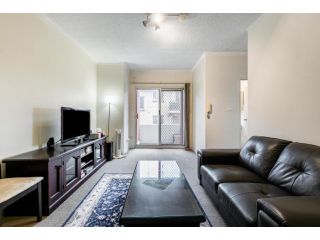Inviting 2BR Flat few minutes away from Holroyd Gardens with Balcony Apartment, Sydney - 1