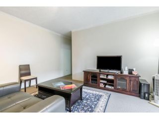 Inviting 2BR Flat few minutes away from Holroyd Gardens with Balcony Apartment, Sydney - 4