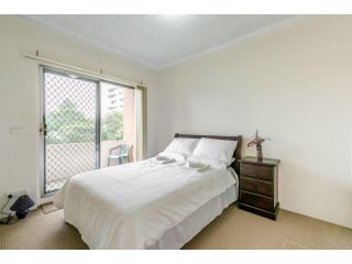 Inviting 2BR Flat few minutes away from Holroyd Gardens with Balcony Apartment, Sydney - 5