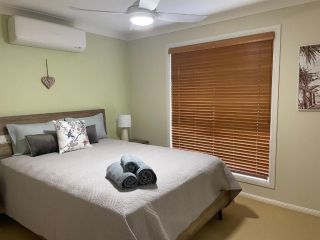 SPECTACULAR WATERFRONT Canal Home, BRIBIE ISLAND Guest house, Banksia Beach - 1