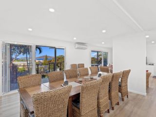 Island View - 80 Lentara St - Large Family Home, Pool, WIFI and Sweeping Views of Fingal Guest house, Fingal Bay - 4