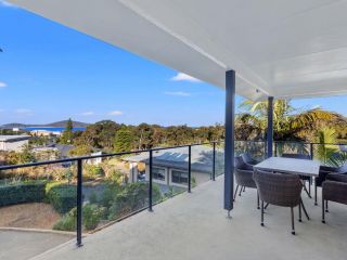 Island View - 80 Lentara St - Large Family Home, Pool, WIFI and Sweeping Views of Fingal Guest house, Fingal Bay - 2