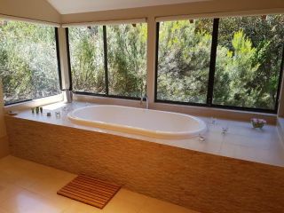 Jarrah Grove Forest Retreat Chalet, Western Australia - 2