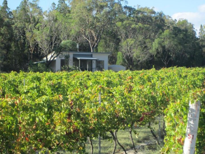 Just Red Wines Cabins Farm stay, Ballandean - imaginea 6