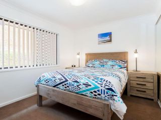 Kallaroo, 3 Kallaroo Street- great house with views, pool, WIFI and aircon Guest house, Corlette - 5