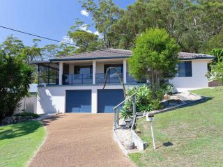 Kallaroo, 3 Kallaroo Street- great house with views, pool, WIFI and aircon Guest house, Corlette - 4