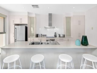 Karibu Beach Retreat- panoramic sea views 4 bdrms Guest house, South Australia - 5