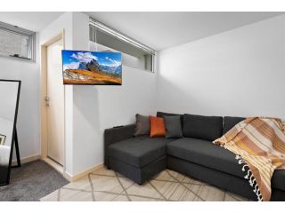 King Bed Living in Heart of the CBD, With Parking Apartment, Hobart - 5