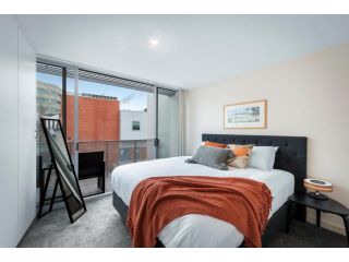 King Bed Living in Heart of the CBD, With Parking Apartment, Hobart - 3