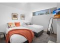 King Bed Living in Heart of the CBD, With Parking Apartment, Hobart - thumb 6