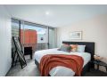 King Bed Living in Heart of the CBD, With Parking Apartment, Hobart - thumb 3