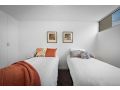 King Bed Living in Heart of the CBD, With Parking Apartment, Hobart - thumb 18