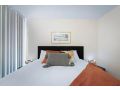 King Bed Living in Heart of the CBD, With Parking Apartment, Hobart - thumb 16
