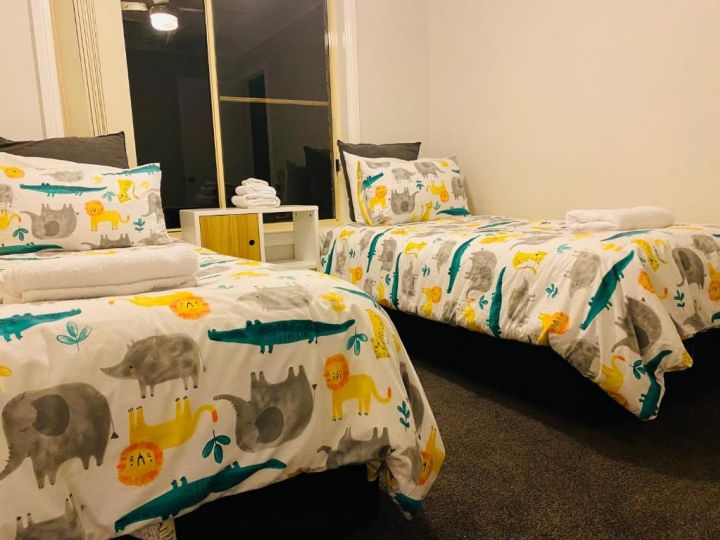 KING BEDS, Family & Pet Friendly, StayDubbo Guest house, Dubbo - imaginea 8