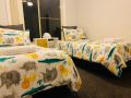 KING BEDS, Family & Pet Friendly, StayDubbo Guest house, Dubbo - thumb 8